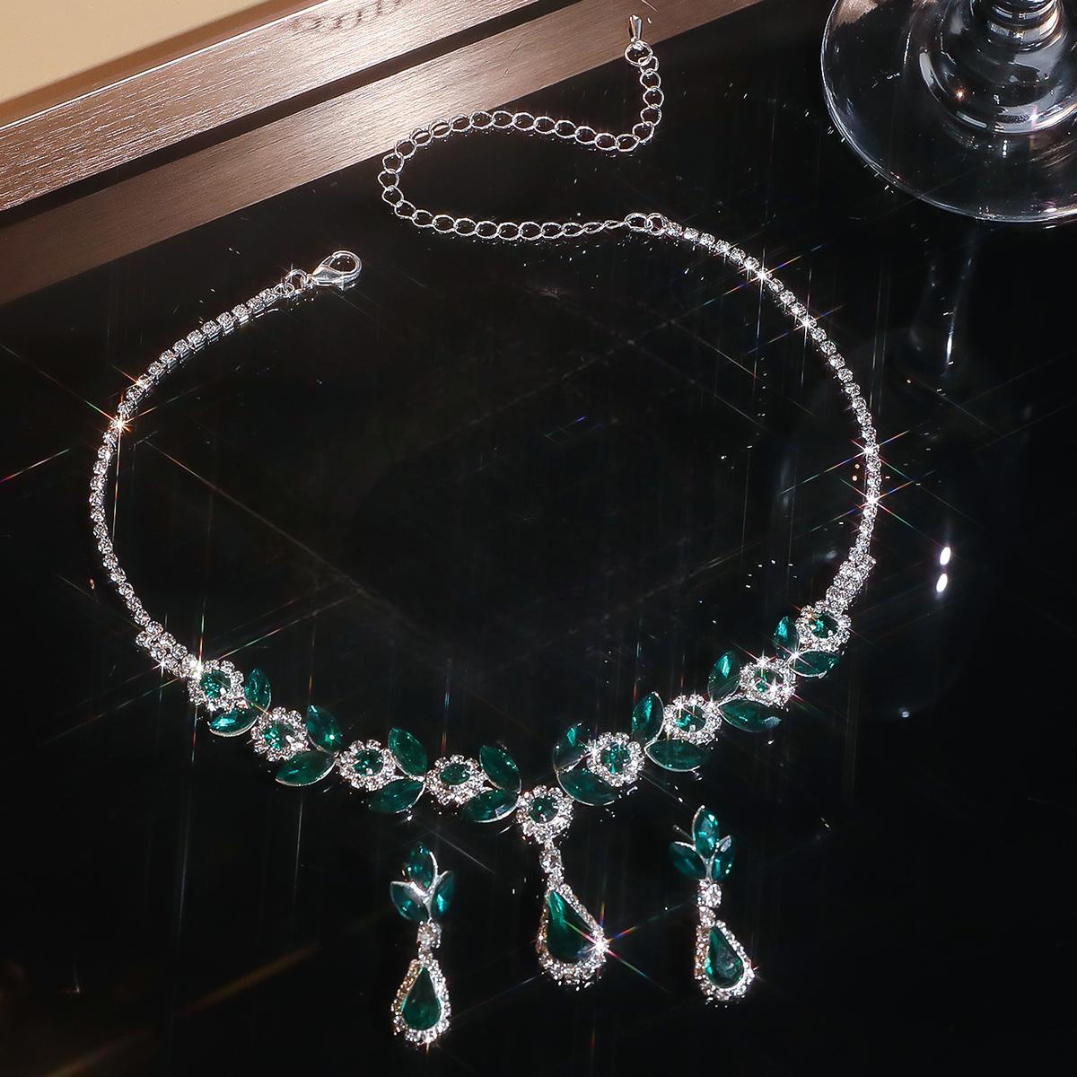 A fashionable set of purple flower necklaces, earrings and bracelets - perfect accessories for a bride's wedding party